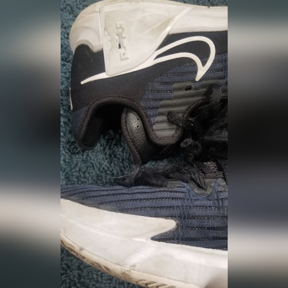 Nike Lebron James Witness Basketball Sneakers. Big Boy Youth Size 2.5Y. - Picture 6 of 11